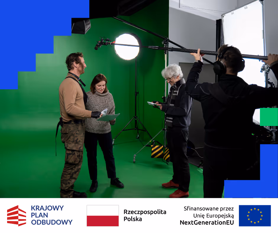Dwie osoby przeglądają dokumenty na zielonym tle w studiu, z operatorem dźwięku trzymającym mikrofon na wysięgniku i starszym mężczyzną z notatnikiem.