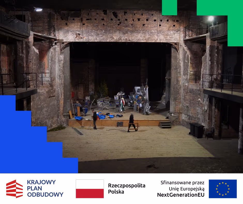 Renowacja zabytkowego teatru z widoczną drewnianą sceną i aktorami przygotowującymi przedstawienie.