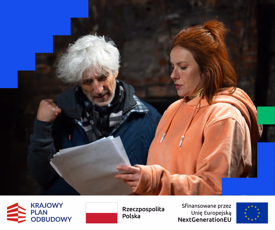 Starszy mężczyzna i młodsza kobieta czytają dokumenty razem w ciemnym pomieszczeniu.