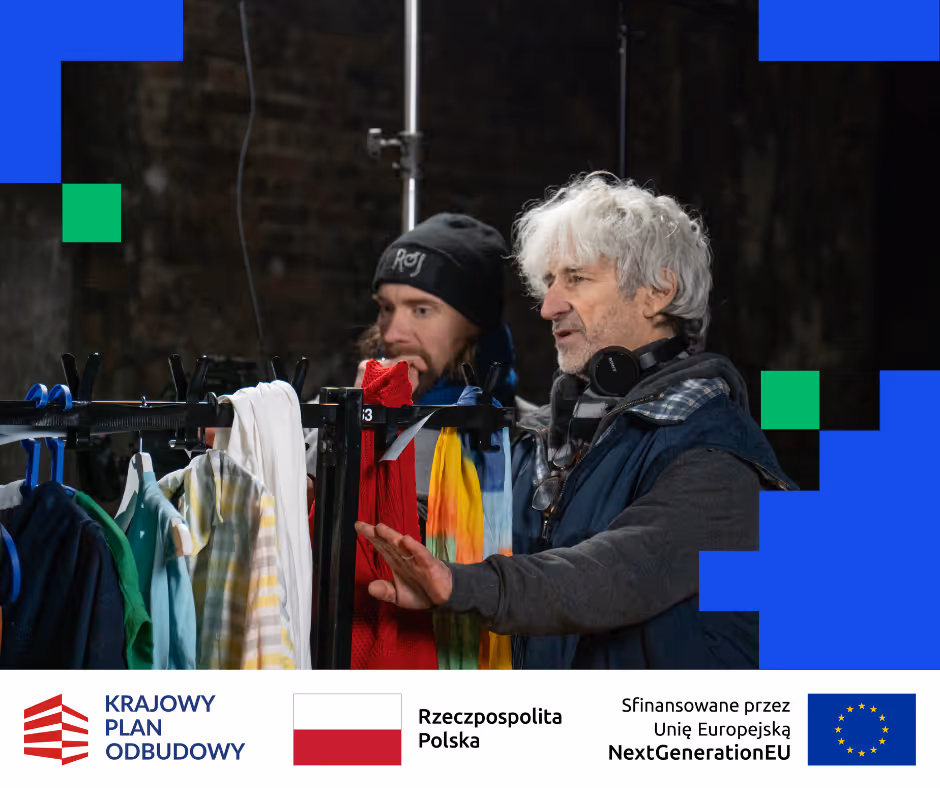 Starszy mężczyzna z siwymi włosami omawia ubrania na wieszaku z młodszym mężczyzną w czapce.
