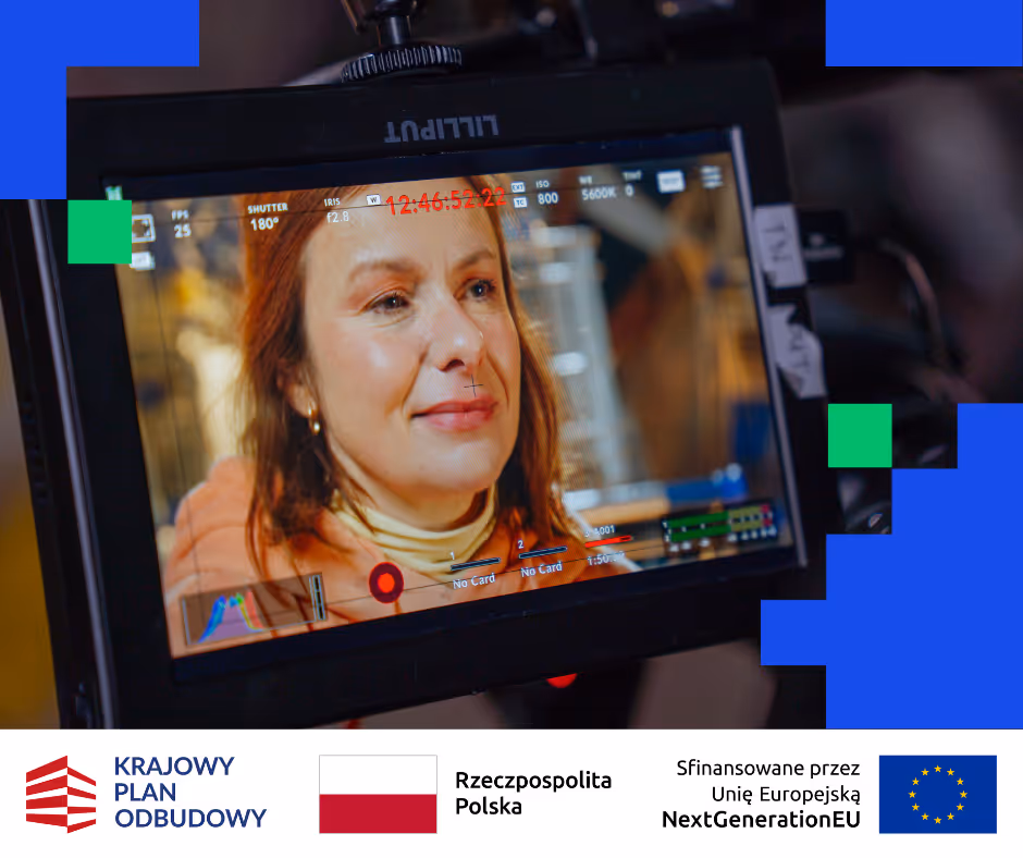 Ekran monitora pokazujący zbliżenie na twarz uśmiechniętej kobiety podczas nagrywania filmu.
