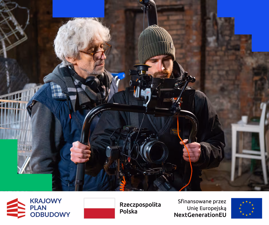 Dwóch mężczyzn obsługuje profesjonalną kamerę filmową na statywie w pomieszczeniu z ceglaną ścianą.