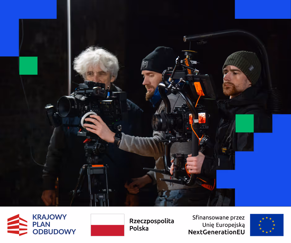 Trzech operatorów kamer filmowych podczas kręcenia ujęcia na ciemnym tle.