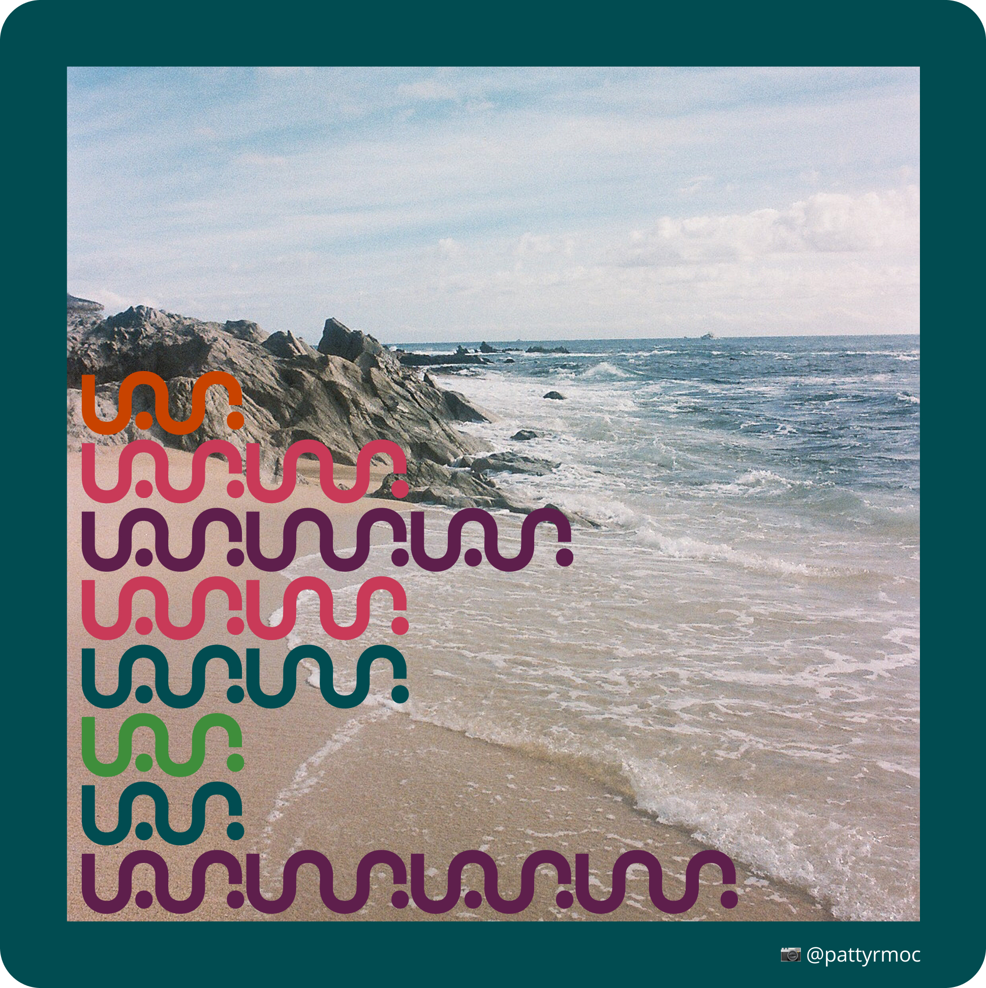 Playa con roca a la izquierda y olas suaves rompiendo en la arena bajo un cielo parcialmente nublado, con diseño abstracto colorido en el lado izquierdo.