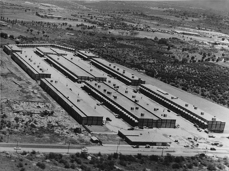 Vista aérea en blanco y negro de las naves alargadas del Mercado Estrella.