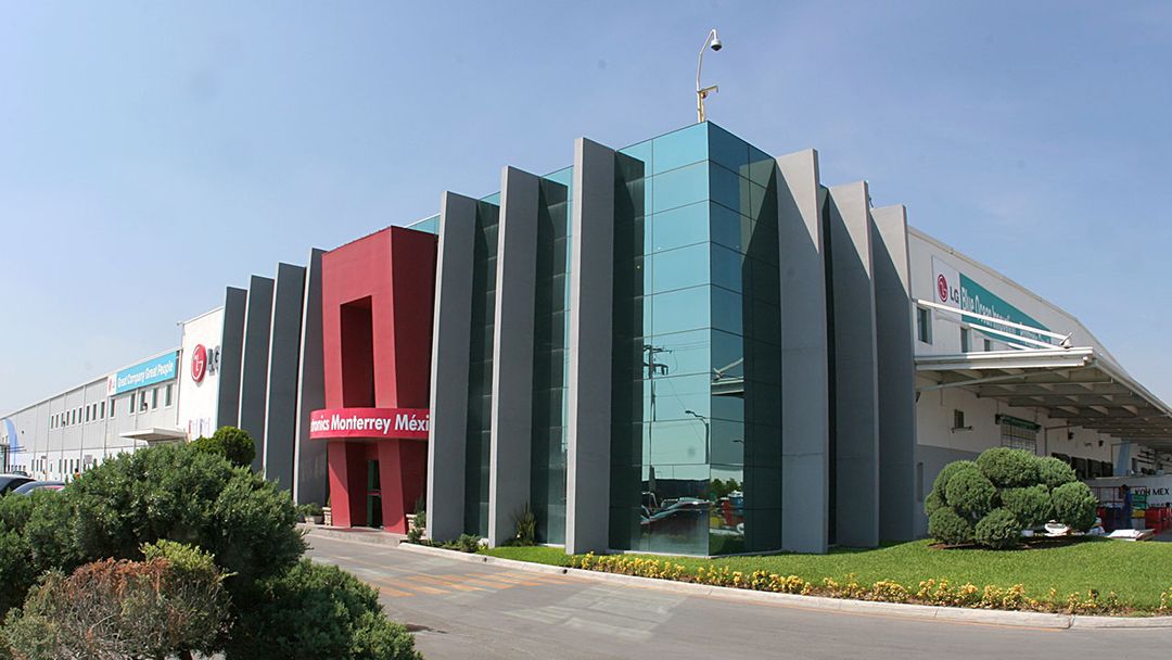 Planta de LG Monterrey, con cuerpo rojo y muros de cristal verticales.
