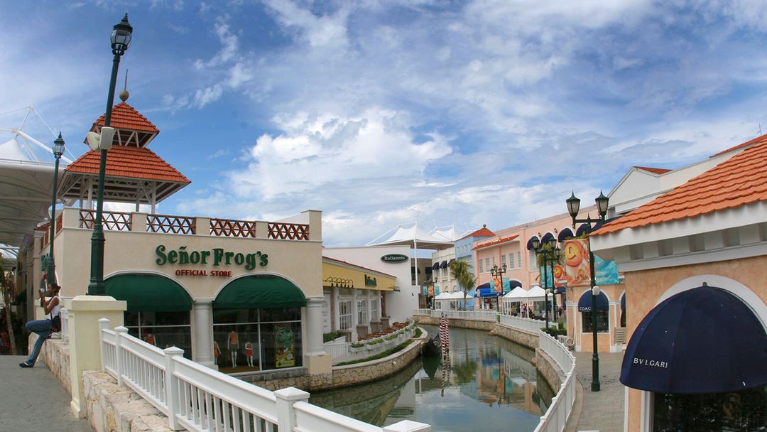 Canal y locales de La Isla, con la fachada verde de Señor Frog's.