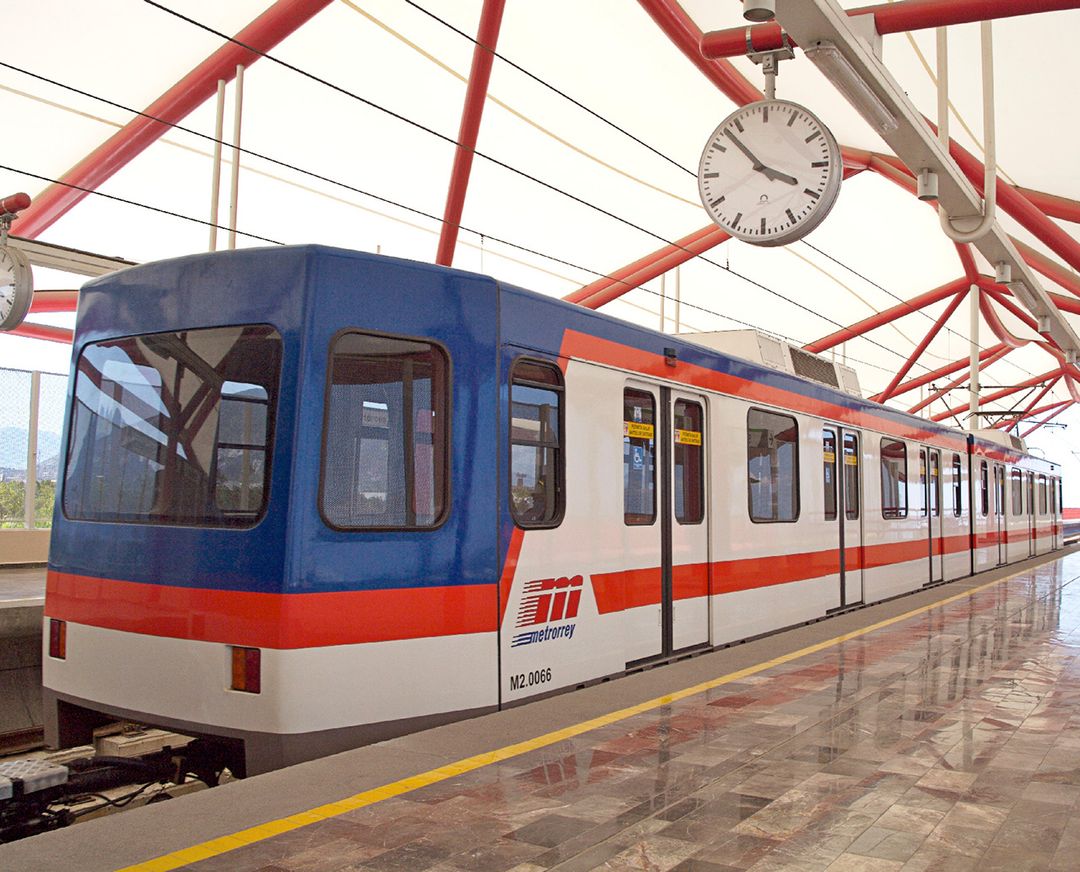 Tren de Metrorrey detenido en un andén cubierto de la Línea 2.