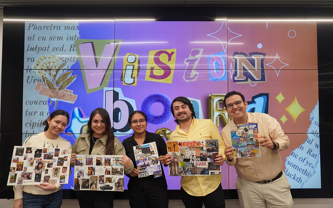 Cinco personas sonrientes sostienen carteles de collage con fotos y textos frente a una pantalla grande con la frase 'Vision board' en letras coloridas y decorativas.