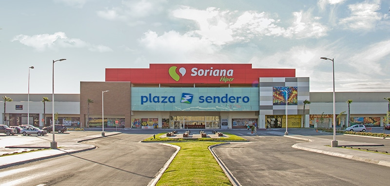 Plaza Sendero con la fachada de Soriana y un camellón al frente.
