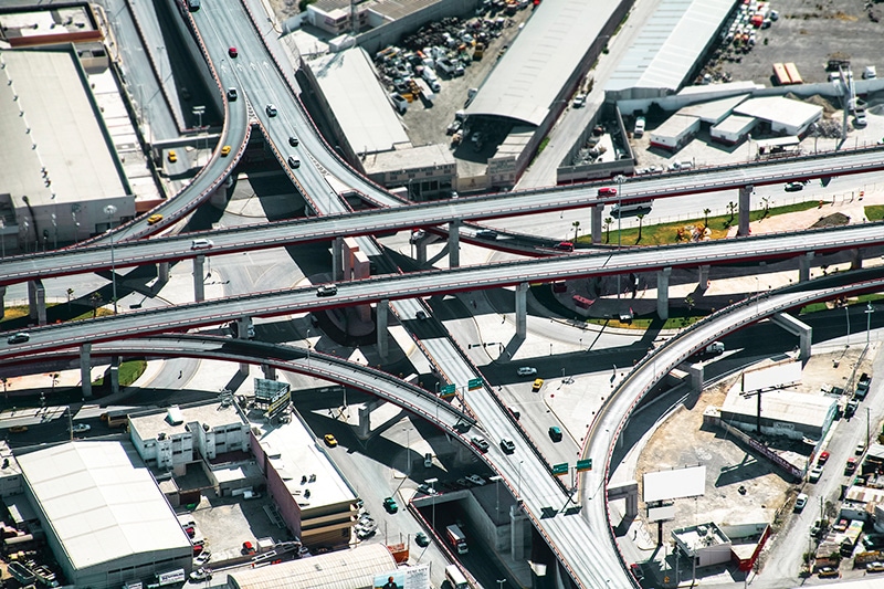 Vista aérea del distribuidor vial El Sarape, con rampas y vehículos.