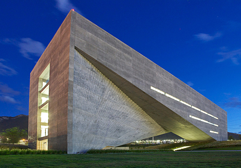 Edificio de concreto del Centro Roberto Garza Sada, iluminado al anochecer.