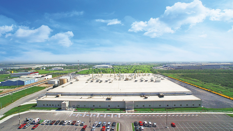 Vista aérea de la planta Caterpillar en Jaguar, con estacionamiento al frente.