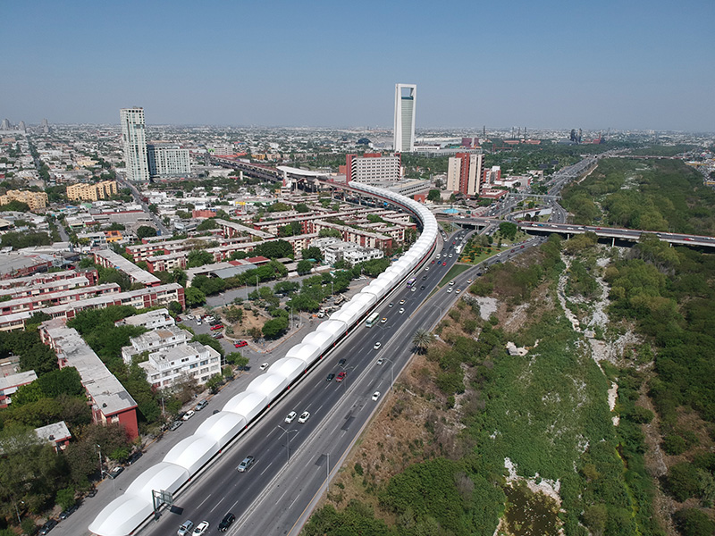 Viaducto elevado y cubierto de la Línea 3 del Metro, entre la ciudad.