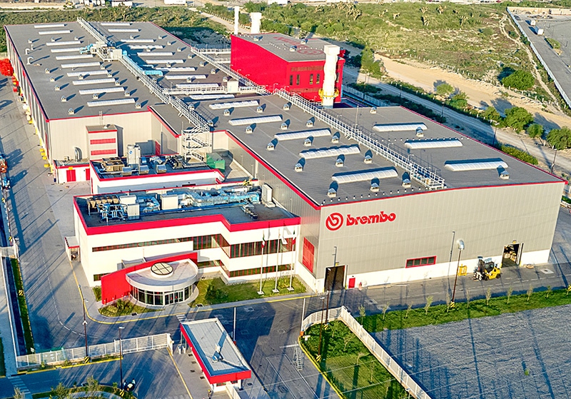 Vista aérea de la planta Brembo Mizar, con volúmenes rojos y el logotipo.