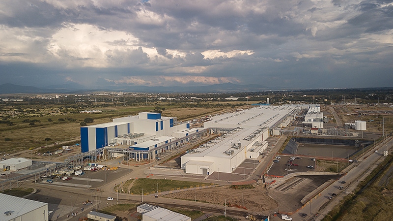 Vista aérea de la planta Michelin, con cuerpo azul y nubes de tormenta.