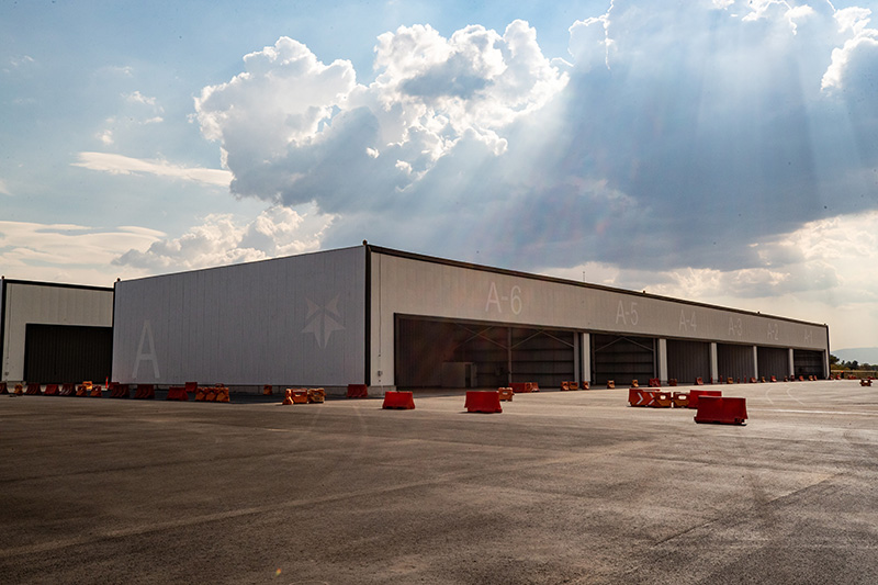 Hangares de Guadalajara con puertas abiertas y bloques rojos en la losa.