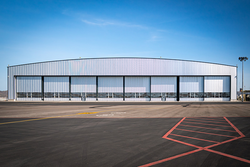 Hangar de Los Cabos con puertas cerradas y marcas rojas en la plataforma.