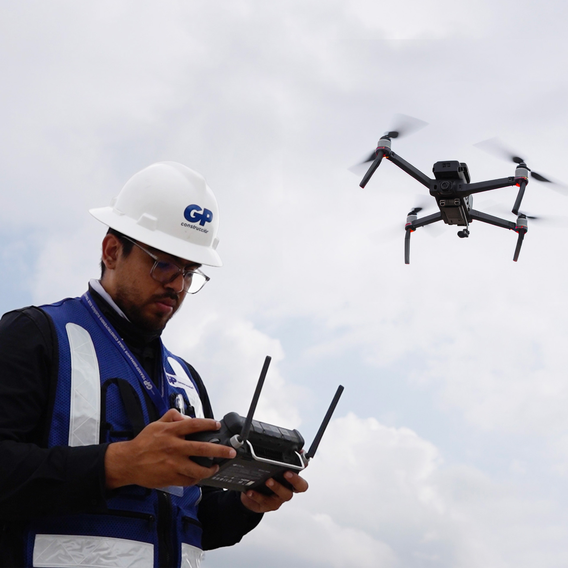 Colaborador de GP pilotea un dron con control remoto y casco de la empresa.