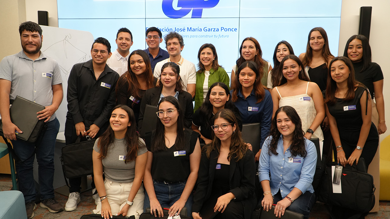 Grupo de becarios con gafete reunido ante la pantalla de la Fundación José María Garza Ponce.