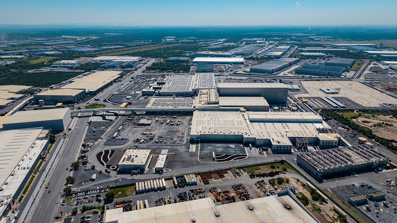 Vista aérea de un parque industrial con naves, patios y vialidades.