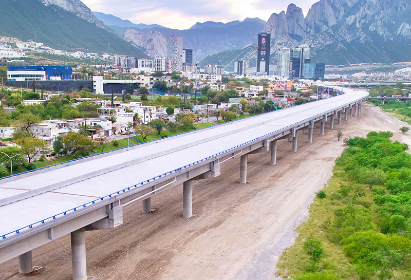 Viaducto Santa Catarina ya construido, elevado sobre el terreno y la ciudad.