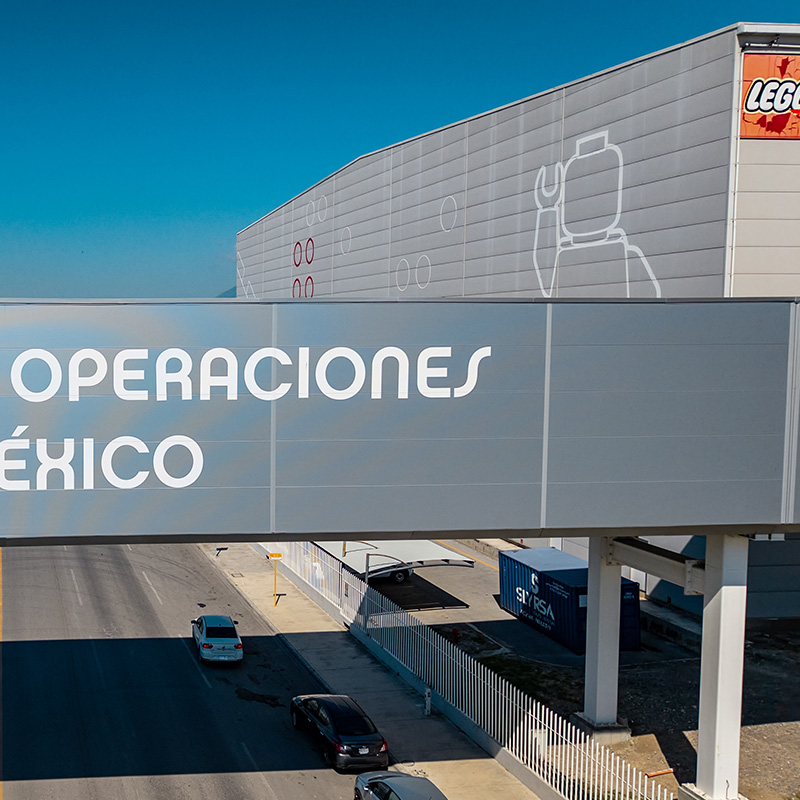 Nave de LEGO y puente de Operaciones México bajo cielo despejado.