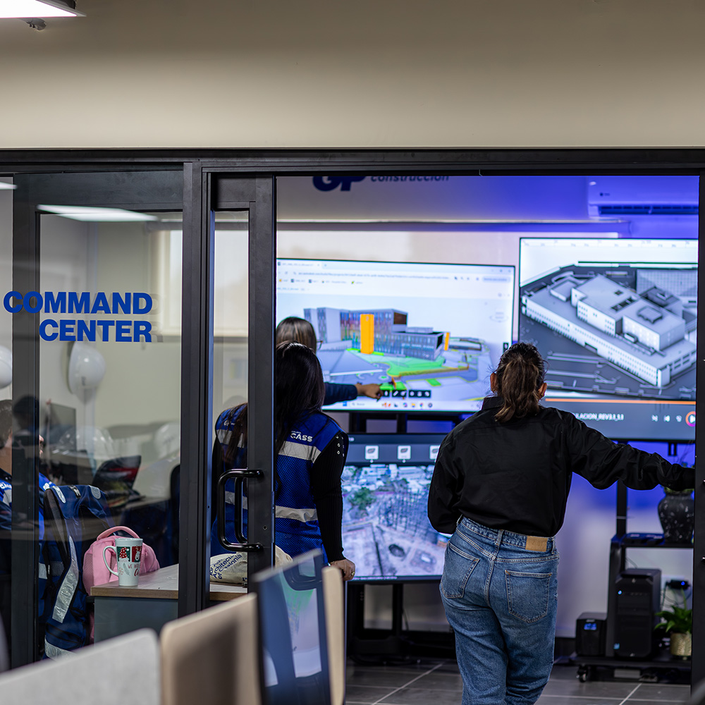 Equipo revisa modelos 3D y cámaras en el Command Center de GP Construcción.