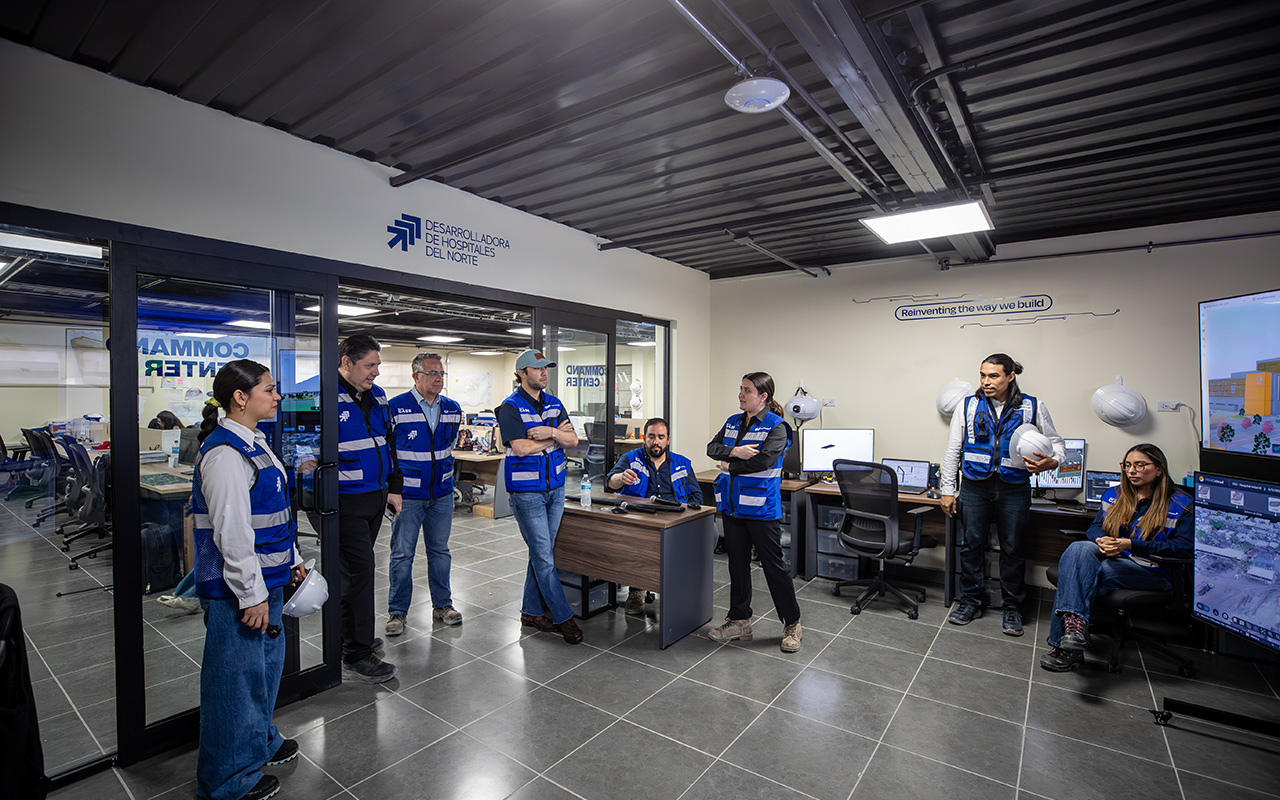 Equipo de GP en el centro de comando, junto a monitores y la puerta del Command Center.