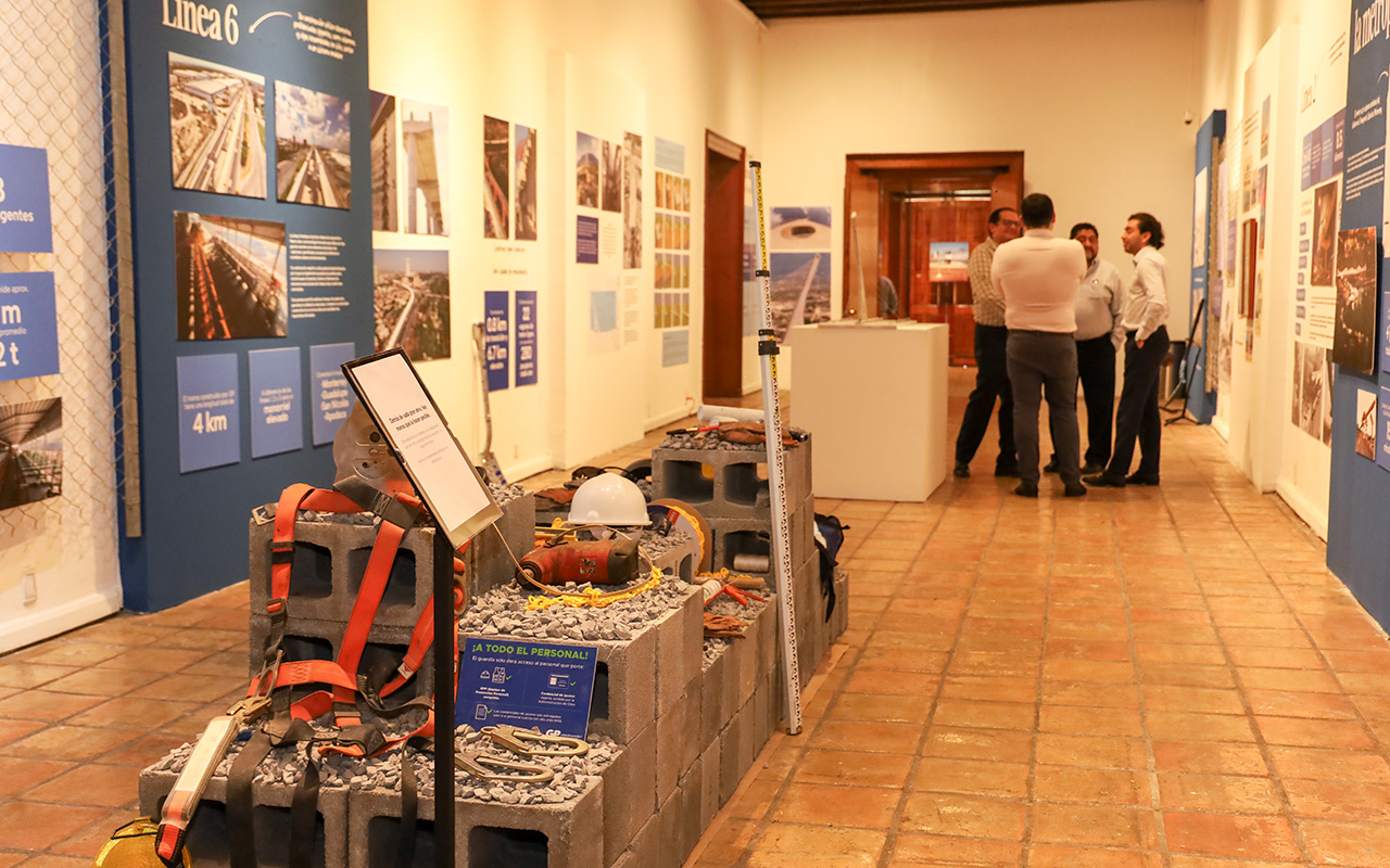 Sala del museo con bloques, casco, arnés y paneles de la Línea 6.