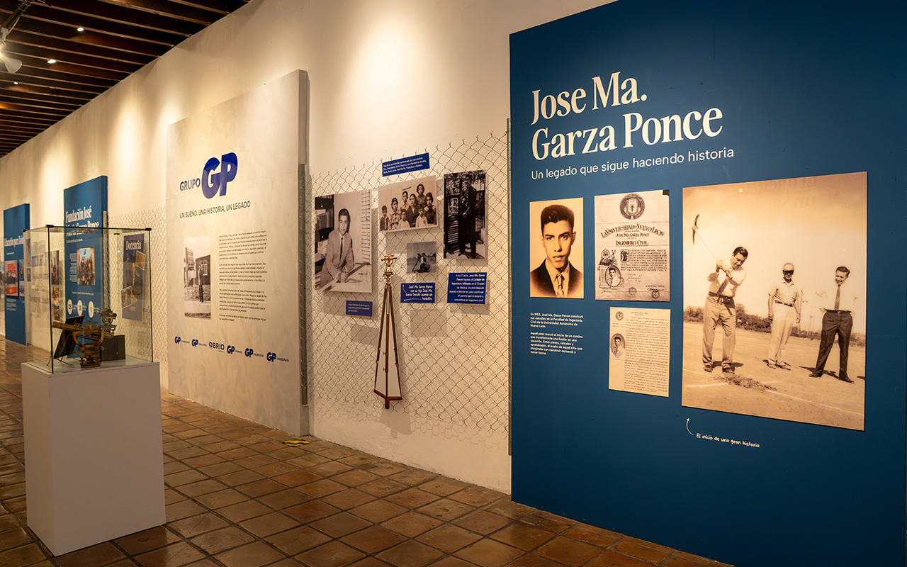 Muro dedicado a José Ma. Garza Ponce, con retratos históricos y línea de tiempo.