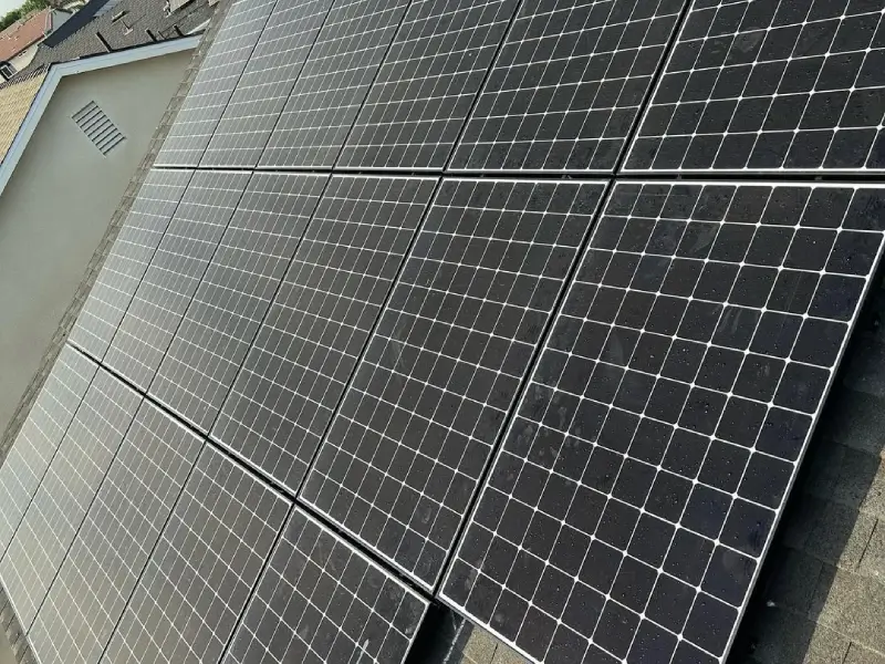 water free cleaning solar panel robots