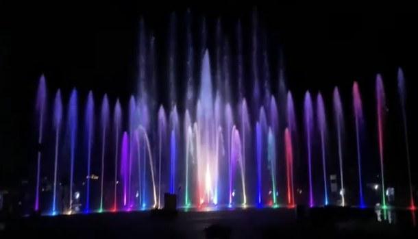 Breite Wassershow am Abend