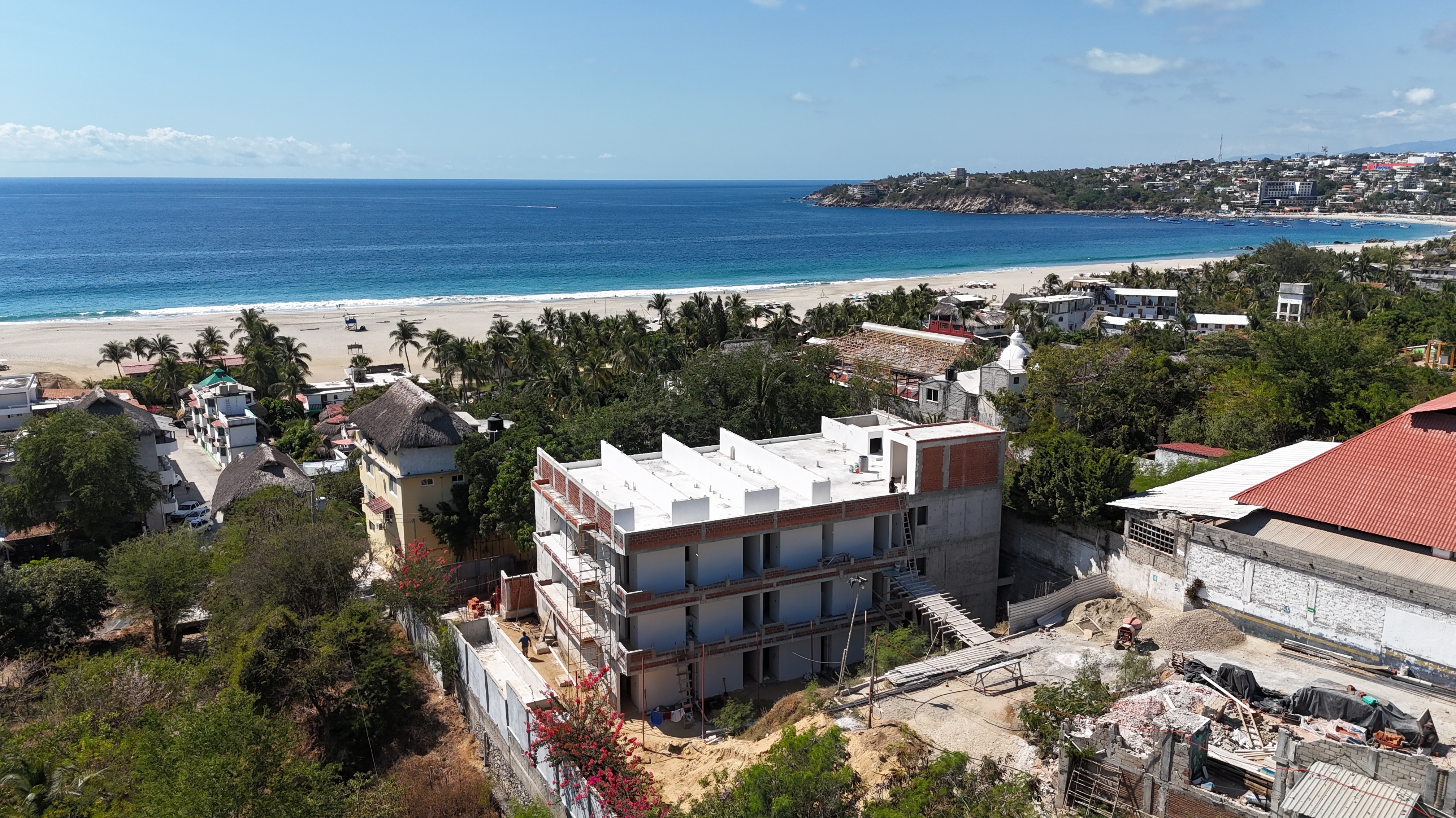 Vista aérea del conjunto BeOcean en Zicatela, Puerto Escondido