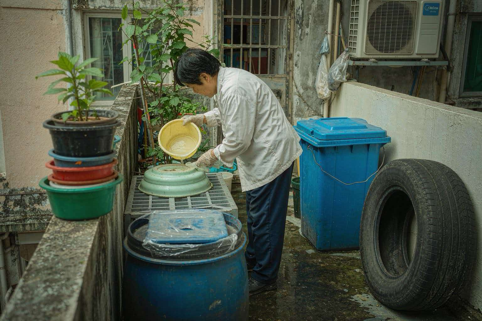 雨後陽台與後巷清除積水 杜絕白紋伊蚊孳生