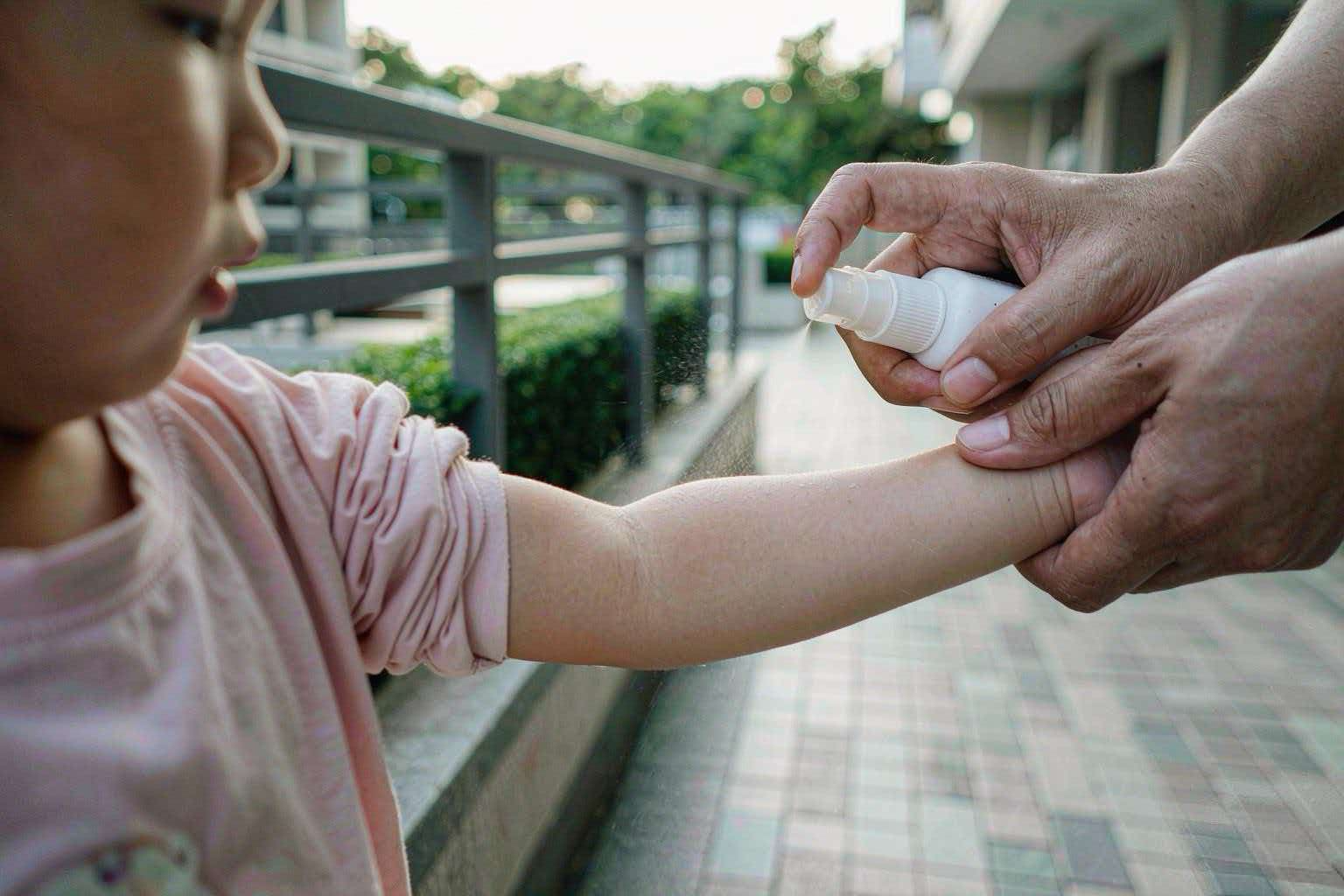 家長為小孩塗抹驅蚊劑 防蚊措施