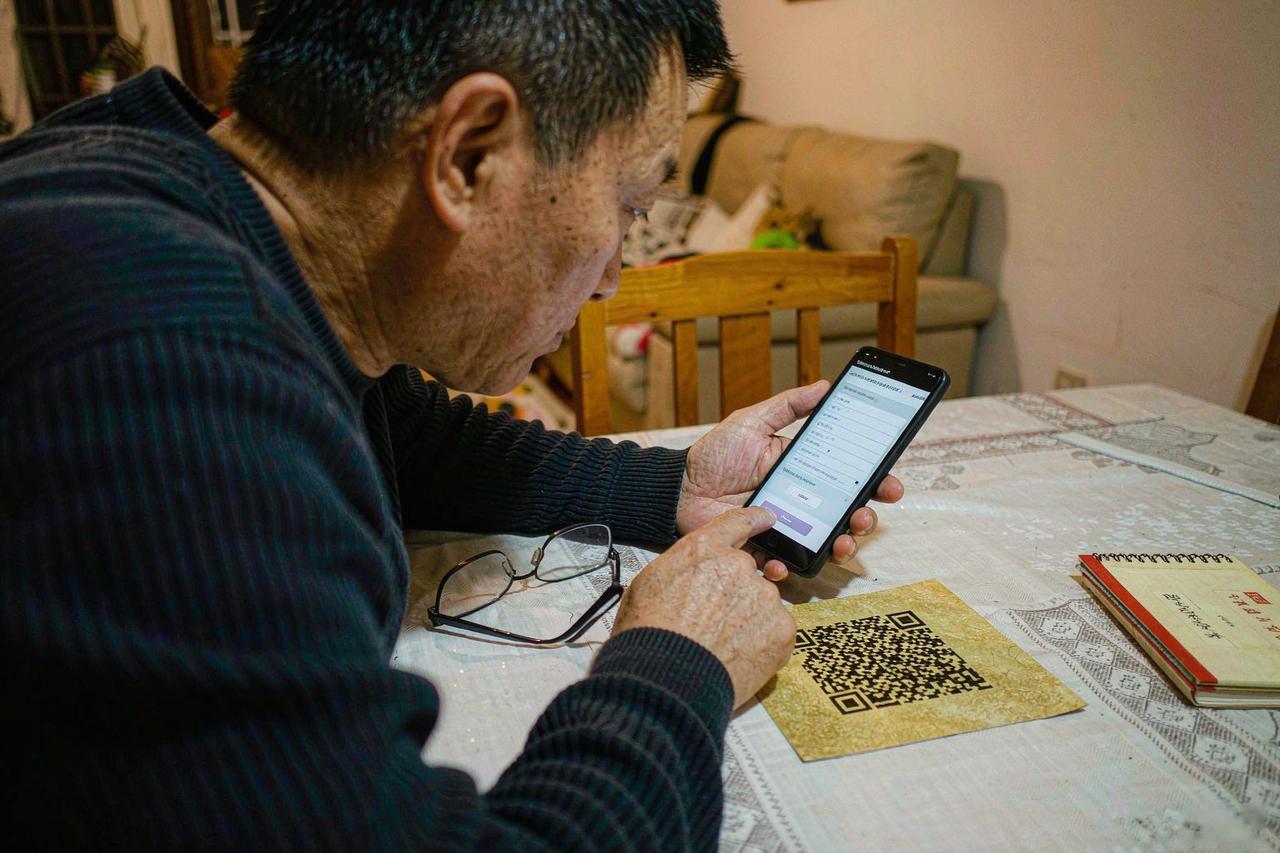 家長以手機掃描學校二維碼填寫電子同意書