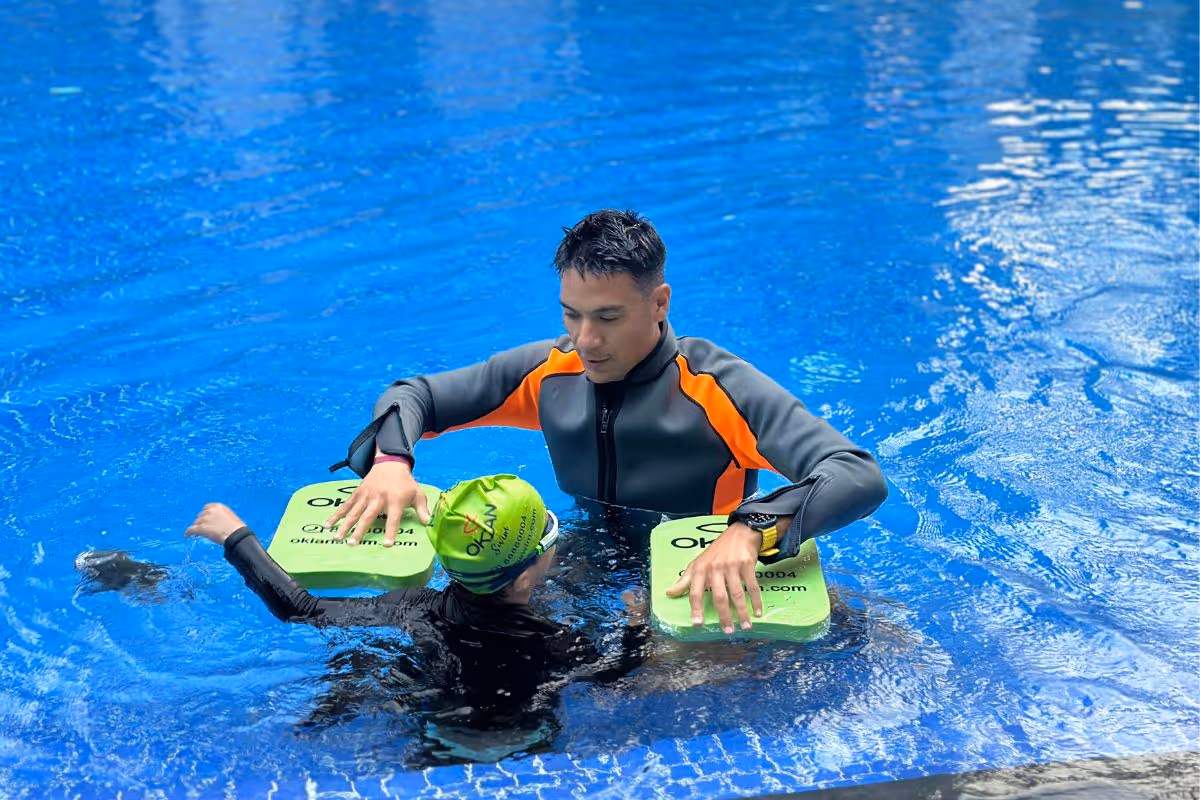 First swimming lesson with caring coach at Swim Class Singapore – child building water confidence