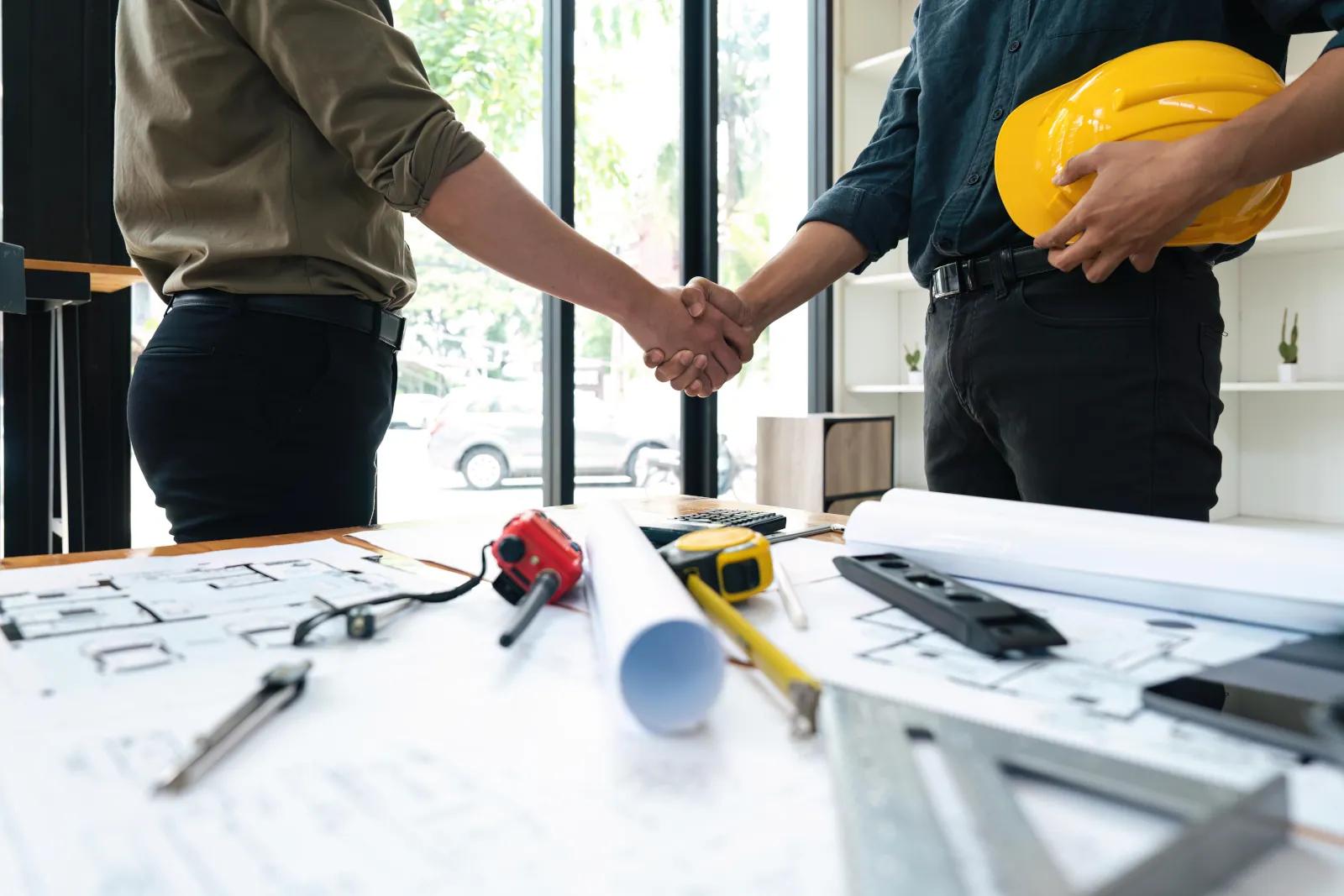 General contractor shaking hands with homeowner after securing a home remodeling lead