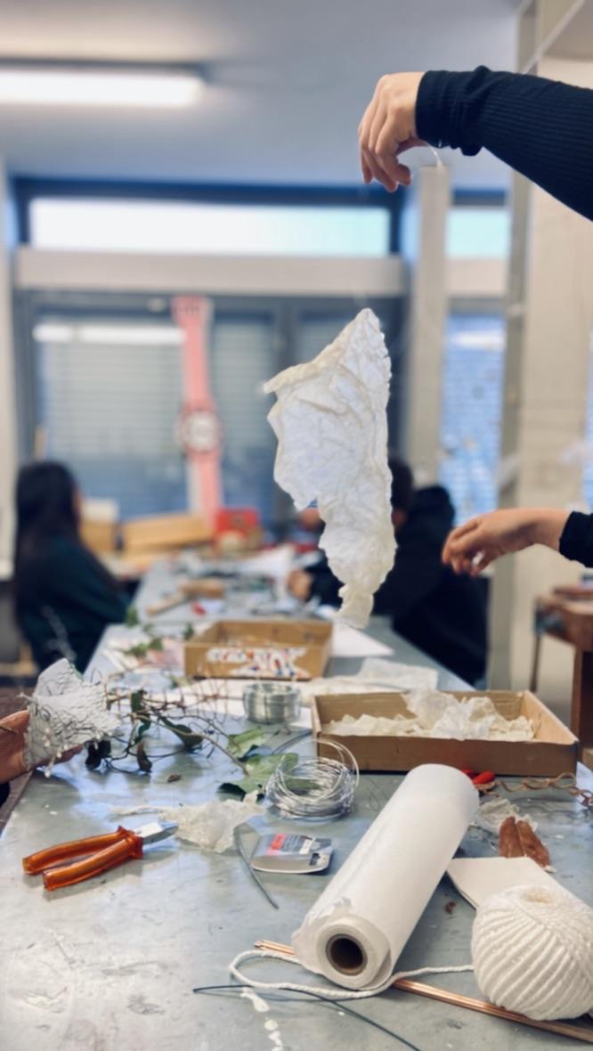 Ein Bild, das Person, Im Haus, Kleidung, Tisch enthält.Automatisch generierte Beschreibung