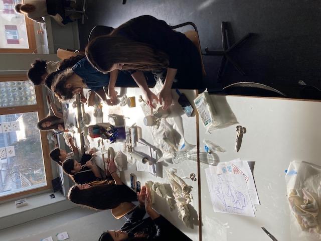 Ein Bild, das Im Haus, Wand, Whiteboard, Kunst enthält.Automatisch generierte Beschreibung