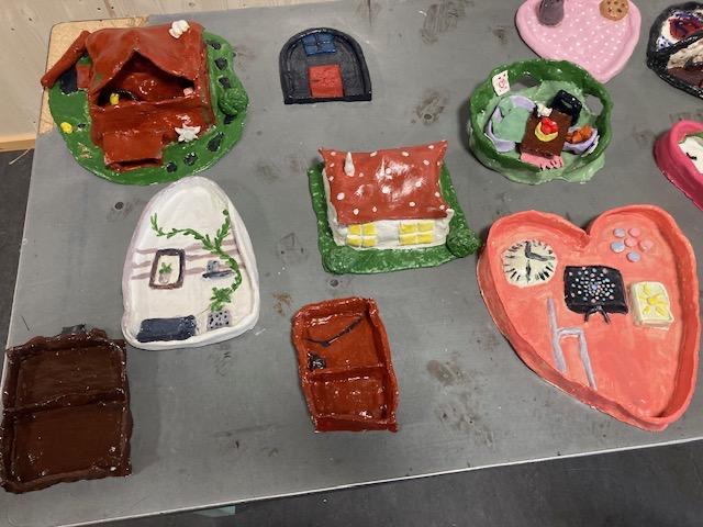 Ein Bild, das Geburtstagstorte, Essen, Nachspeise, Kinderkunst enthält.Automatisch generierte Beschreibung