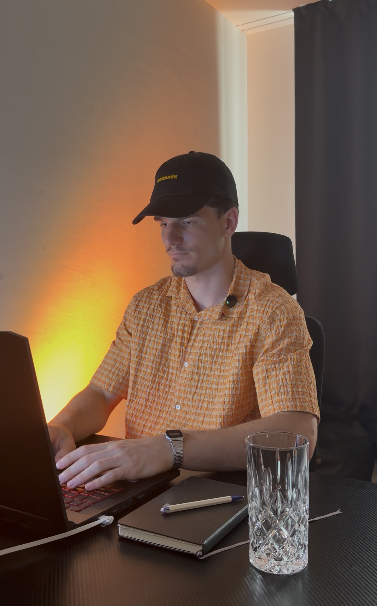 Sergej bei der Arbeit an einer Website