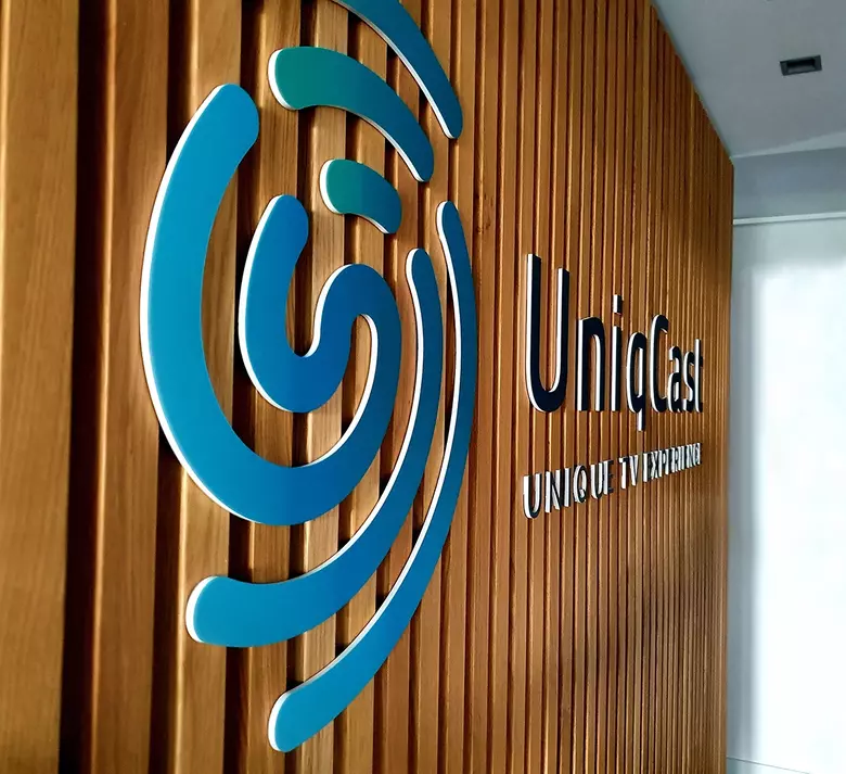 Logotipo de UniqCast Turnkey Solution en la oficina