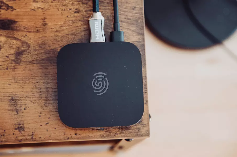 Imagen que muestra un dispositivo STB con un cable blanco y otro negro.