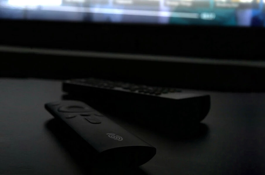 Imagen de dos mandos a distancia negros, uno de los cuales tiene un logotipo blanco de Uniqcast.