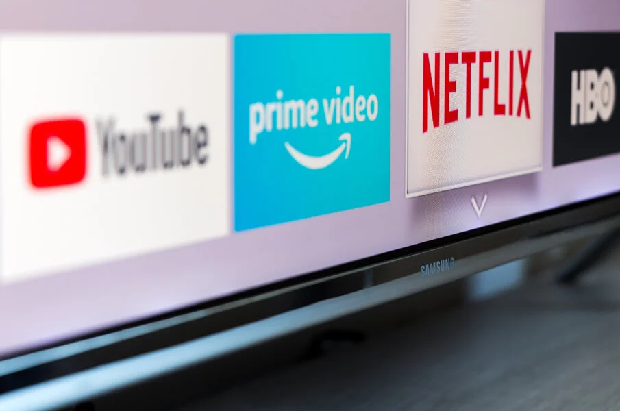 Imagen de la parte inferior de una pantalla que muestra las aplicaciones de Youtube, Prime Video, Netflix y HBO.