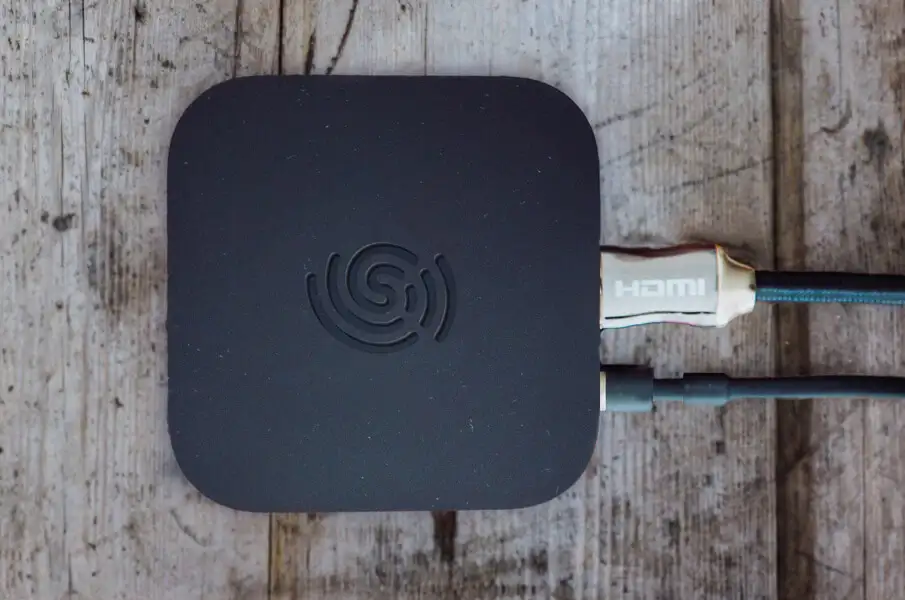 Imagen del dispositivo STB con dos cables conectados, un cable blanco y un cable negro.