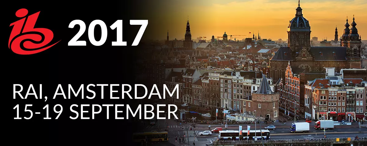 Se muestra un paisaje urbano de Ámsterdam con un autobús amarillo en primer plano. La ciudad está llena de gente y tráfico.