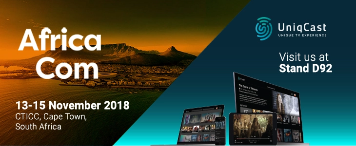 Una computadora portátil, una tableta y un teléfono celular se muestran frente a una cadena montañosa.